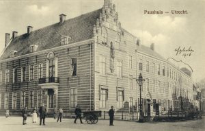 Paushuize voor de sloop van het griffiegebouw in 1915/1916 (Het Utrechts Archief)