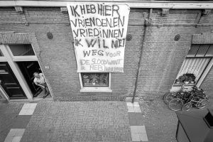 Spandoek in de Brouwerstraat tegen de sloop- en renovatieplannen, 1991 (N. van Dongen, Het Utrechts Archief)