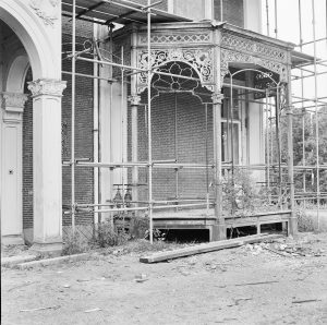 Veranda tijdens de restauratie in 1990 (Paul van Galen, Rijksdienst voor het Cultureel Erfgoed)